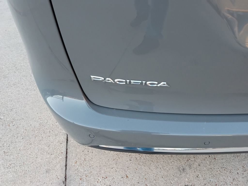Used 2025 Chrysler Pacifica Select image 11