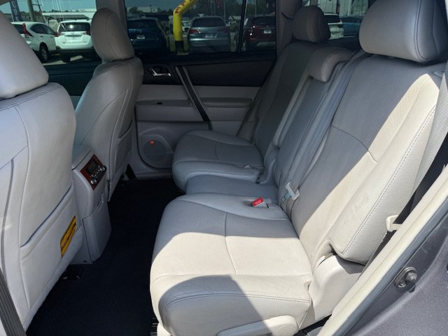 Used 2012 Toyota Highlander Limited w/ Tow Pkg FWD image 6
