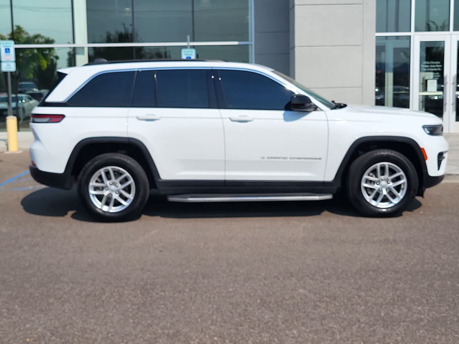 Used 2024 Jeep Grand Cherokee Laredo X AWD/4WD image 4