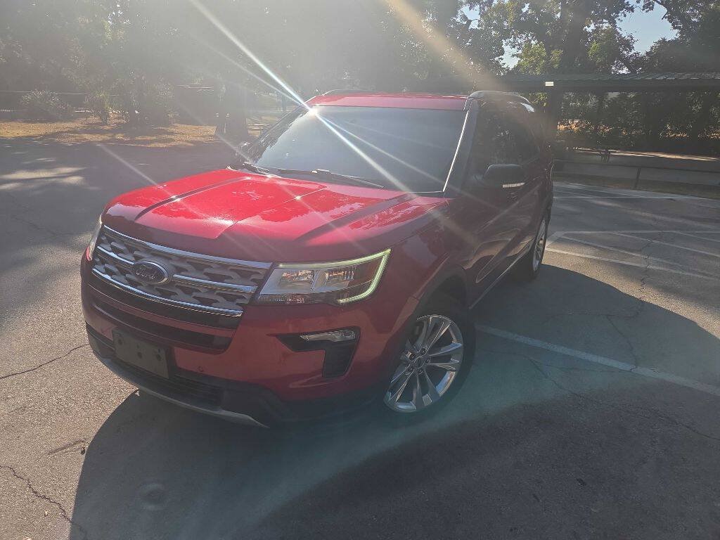 Used 2018 Ford Explorer XLT w/ Equipment Group 202A FWD image 2