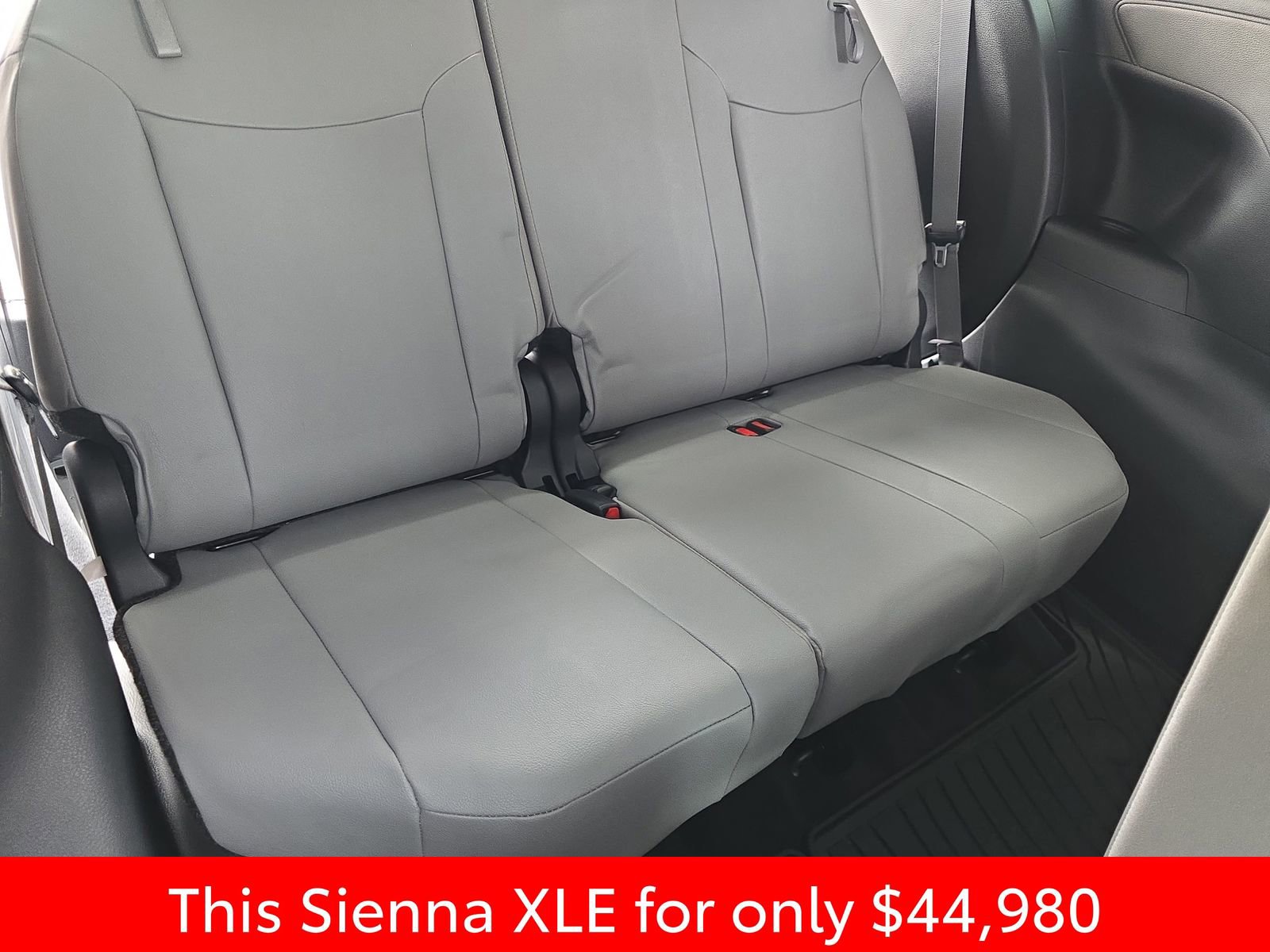 Used 2025 Toyota Sienna XLE image 18