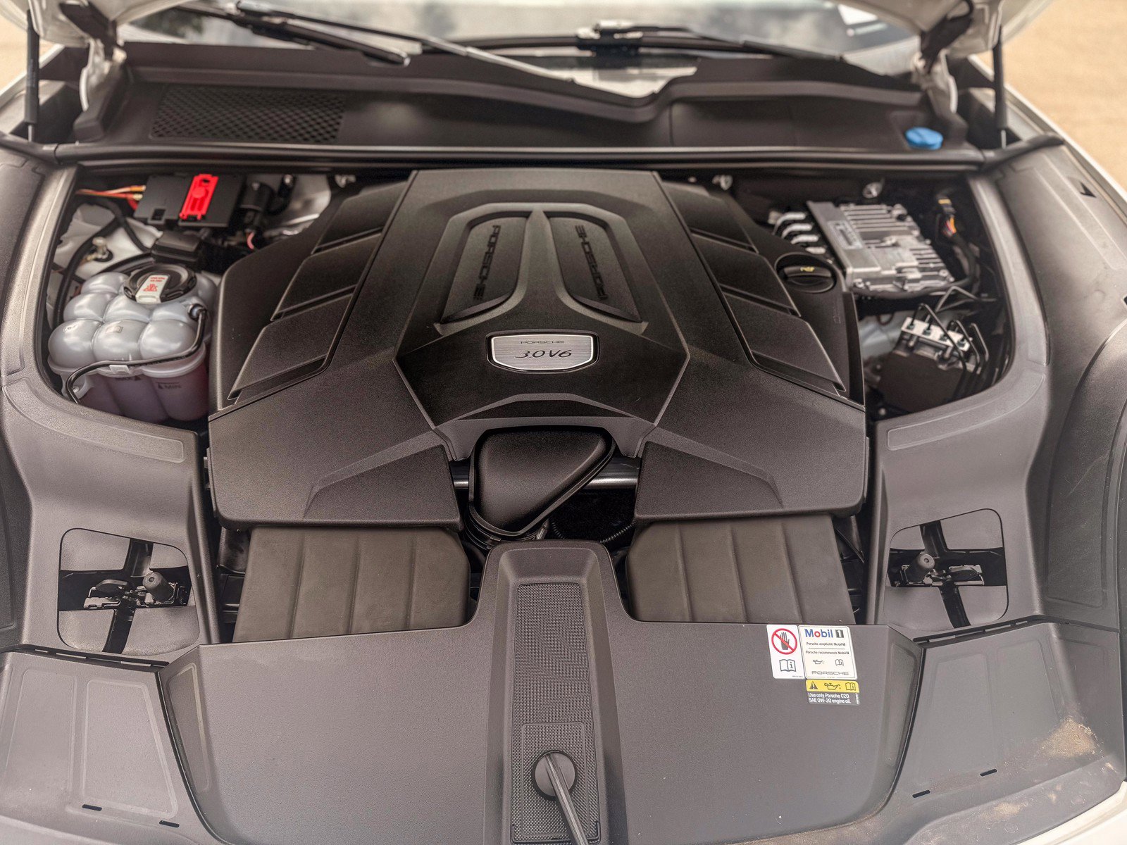 Used 2023 Porsche Cayenne Platinum Edition image 27