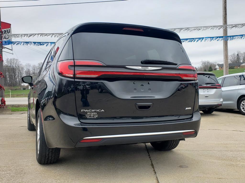 Used 2022 Chrysler Pacifica Touring image 6