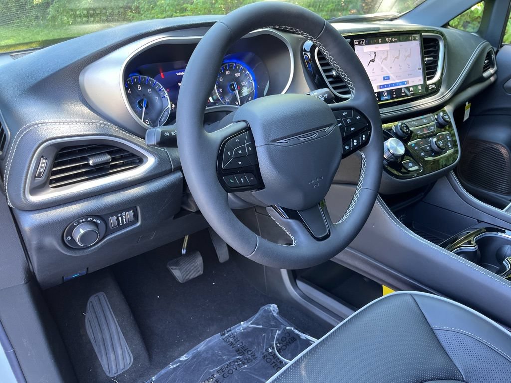 New 2027 Chrysler Pacifica Limited FWD image 3