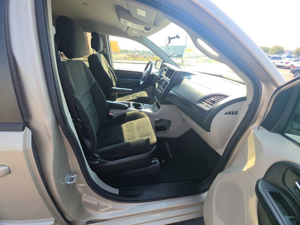 Used 2015 Dodge Grand Caravan SXT w/ Rear Park Assist Package FWD image 29