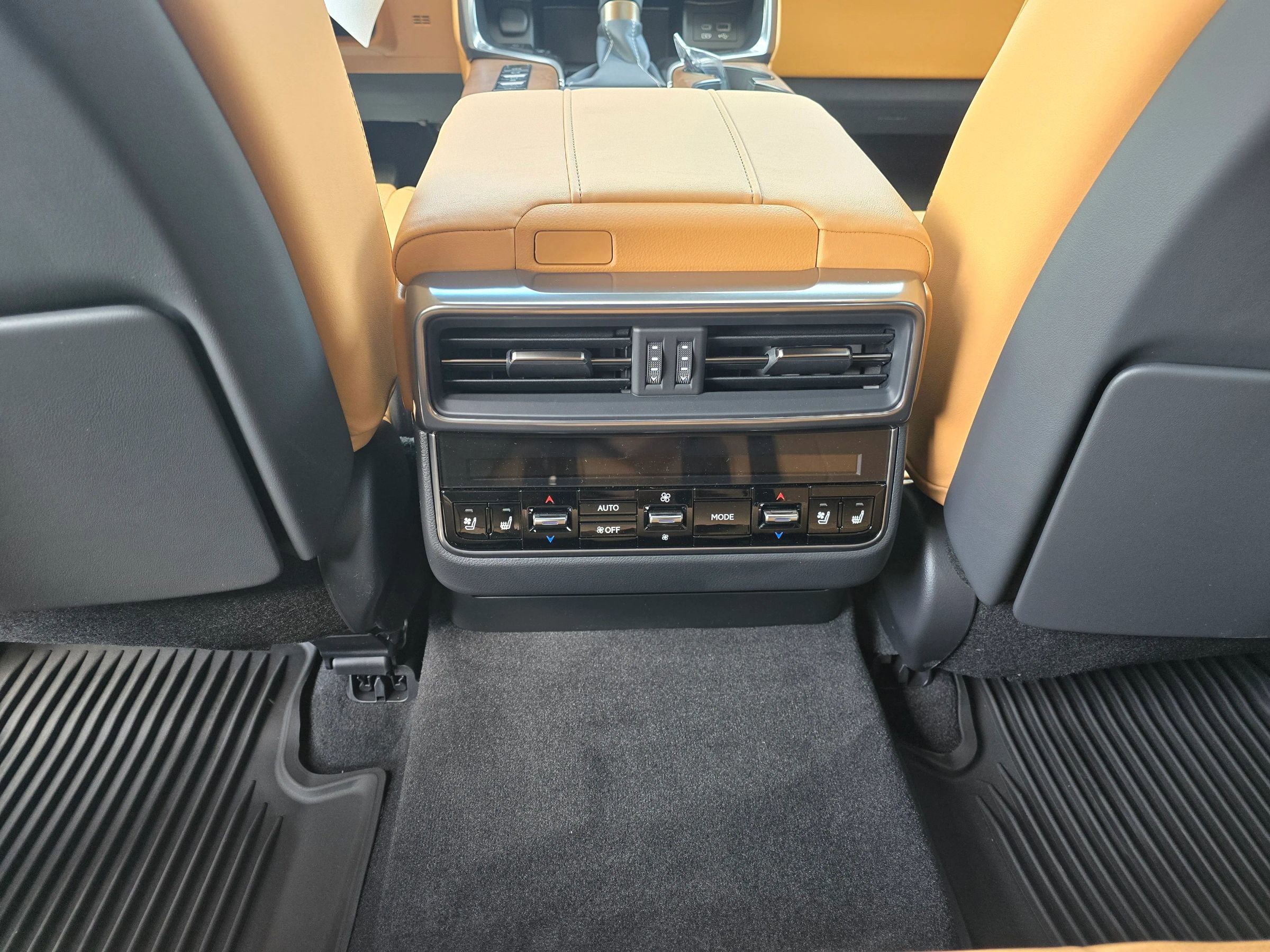 Used 2024 Lexus LX 600 4WD w/ Luxury Package image 7