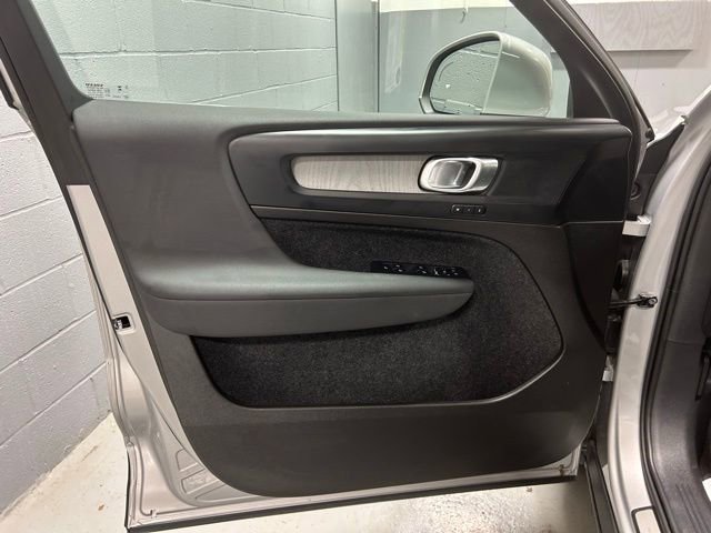 Used 2025 Volvo XC40 B5 Plus image 8