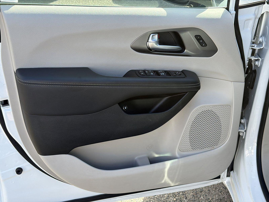 Used 2024 Chrysler Pacifica Limited FWD image 21
