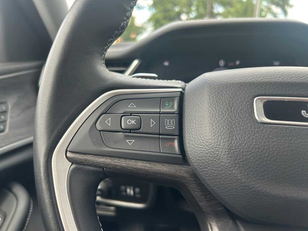 Used 2022 Jeep Grand Cherokee Limited image 17