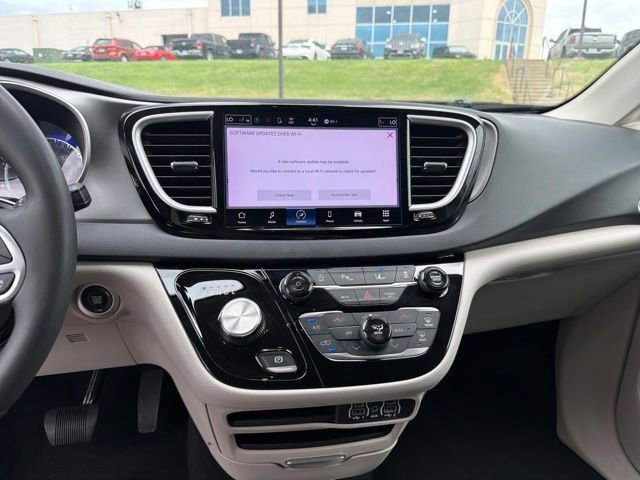 Used 2023 Chrysler Pacifica Touring-L FWD image 40
