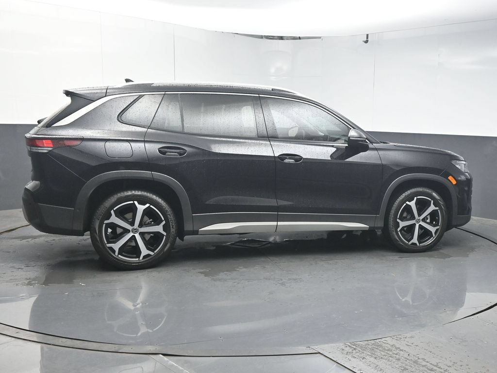 Used 2025 Volkswagen Tiguan SE FWD image 8