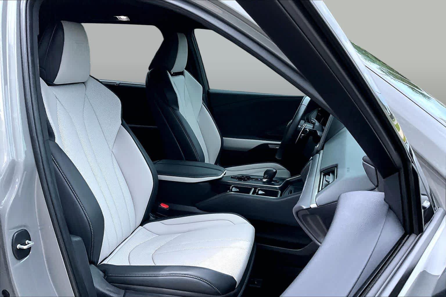 Used 2025 Lexus TX 500h AWD w/ Technology Package image 9