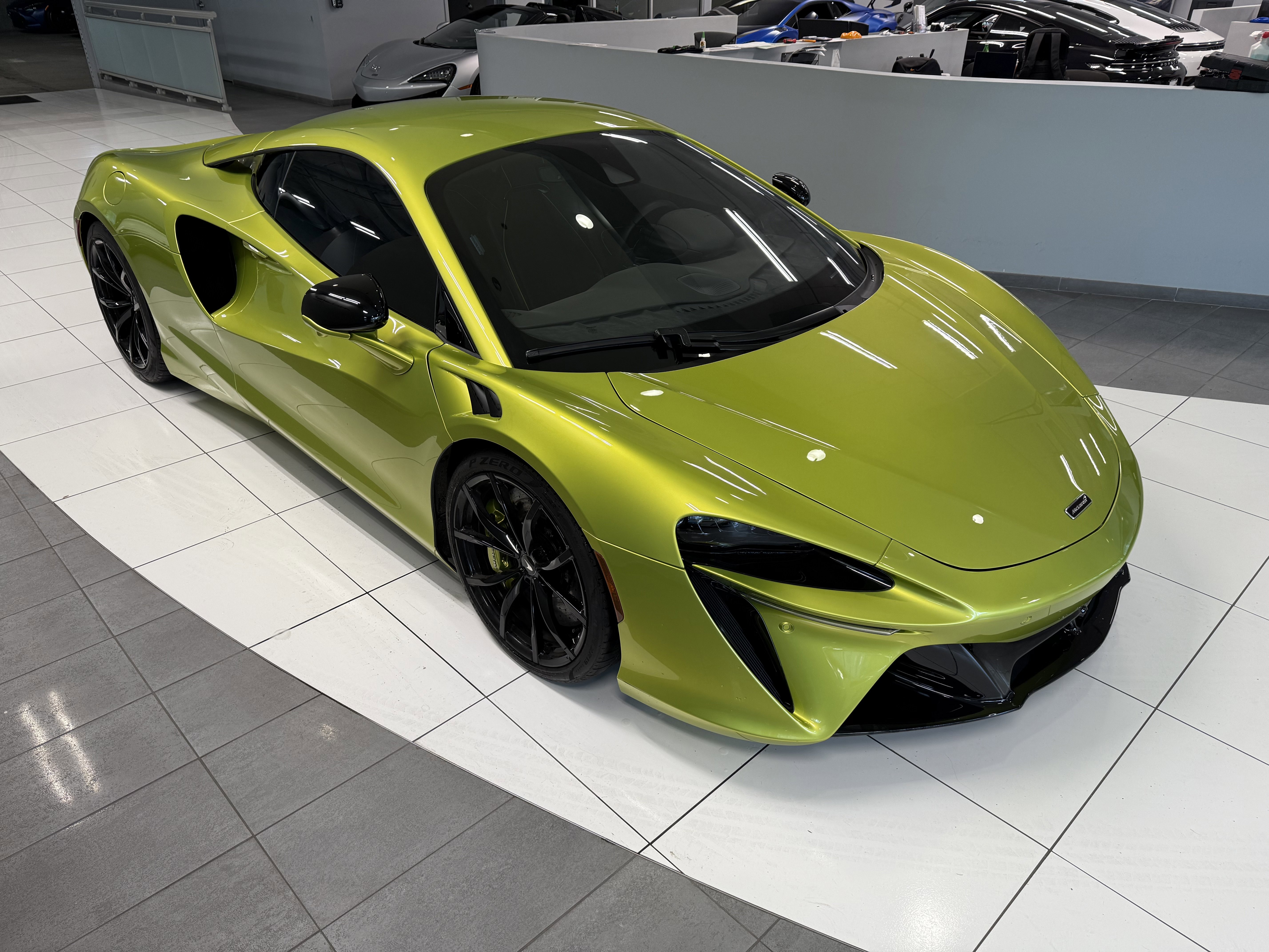 Used 2023 McLaren Artura RWD image 5