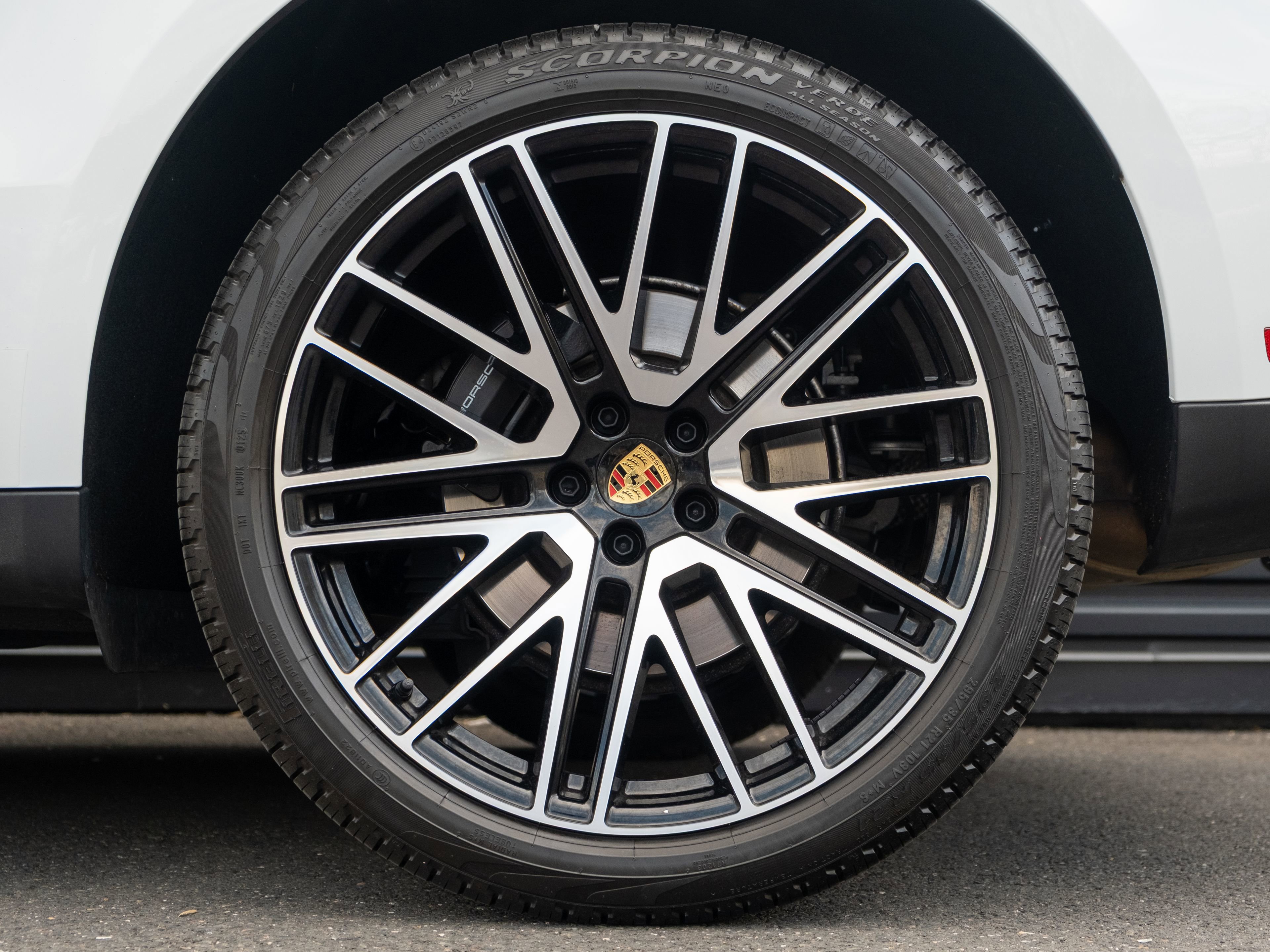 Certified 2025 Porsche Macan image 13