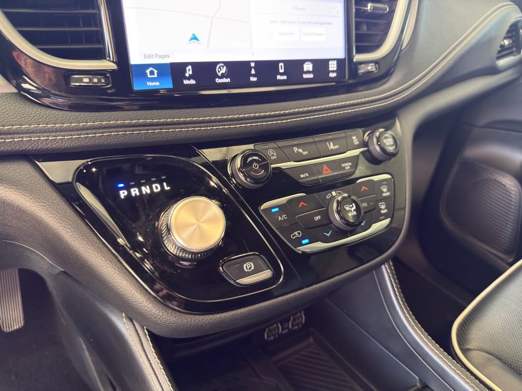 Used 2025 Chrysler Pacifica Limited image 12
