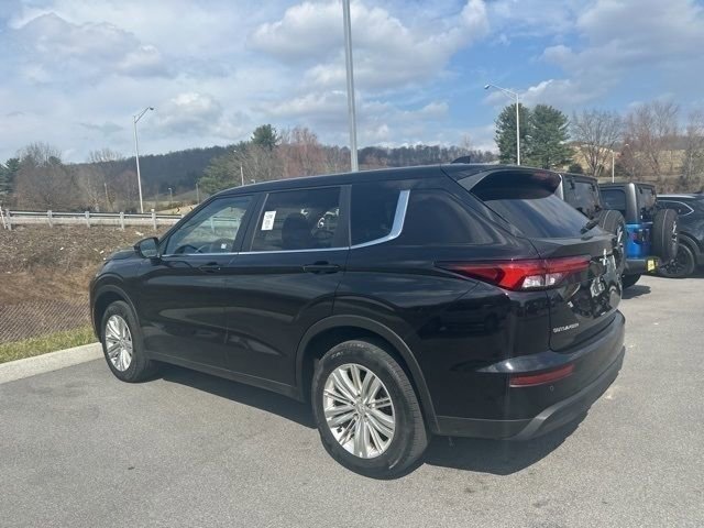 Used 2024 Mitsubishi Outlander ES image 23