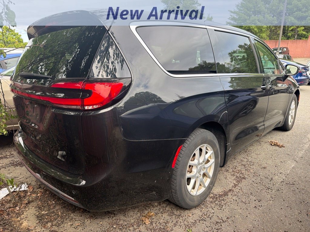 Used 2023 Chrysler Pacifica Touring-L FWD image 3
