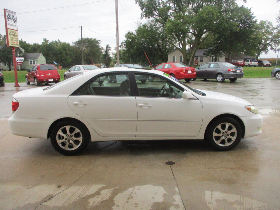Used 2005 Toyota Camry XLE w/ VSC & Side Airbag Pkg FWD image 2