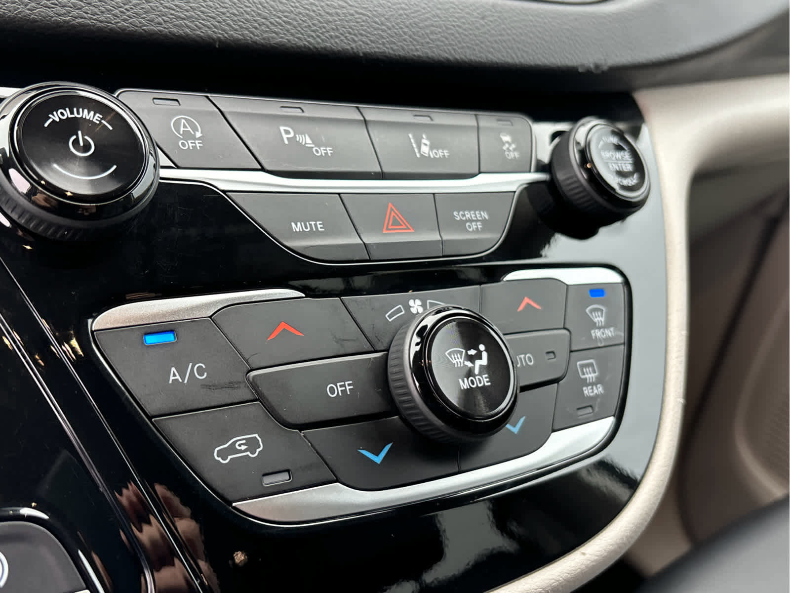 Used 2024 Chrysler Pacifica Touring-L image 16