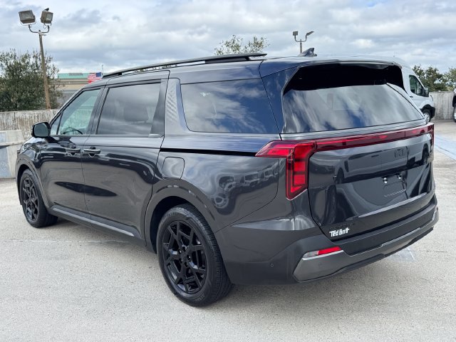 Used 2025 Kia Carnival SX w/ SX Dark Edition Package FWD image 7