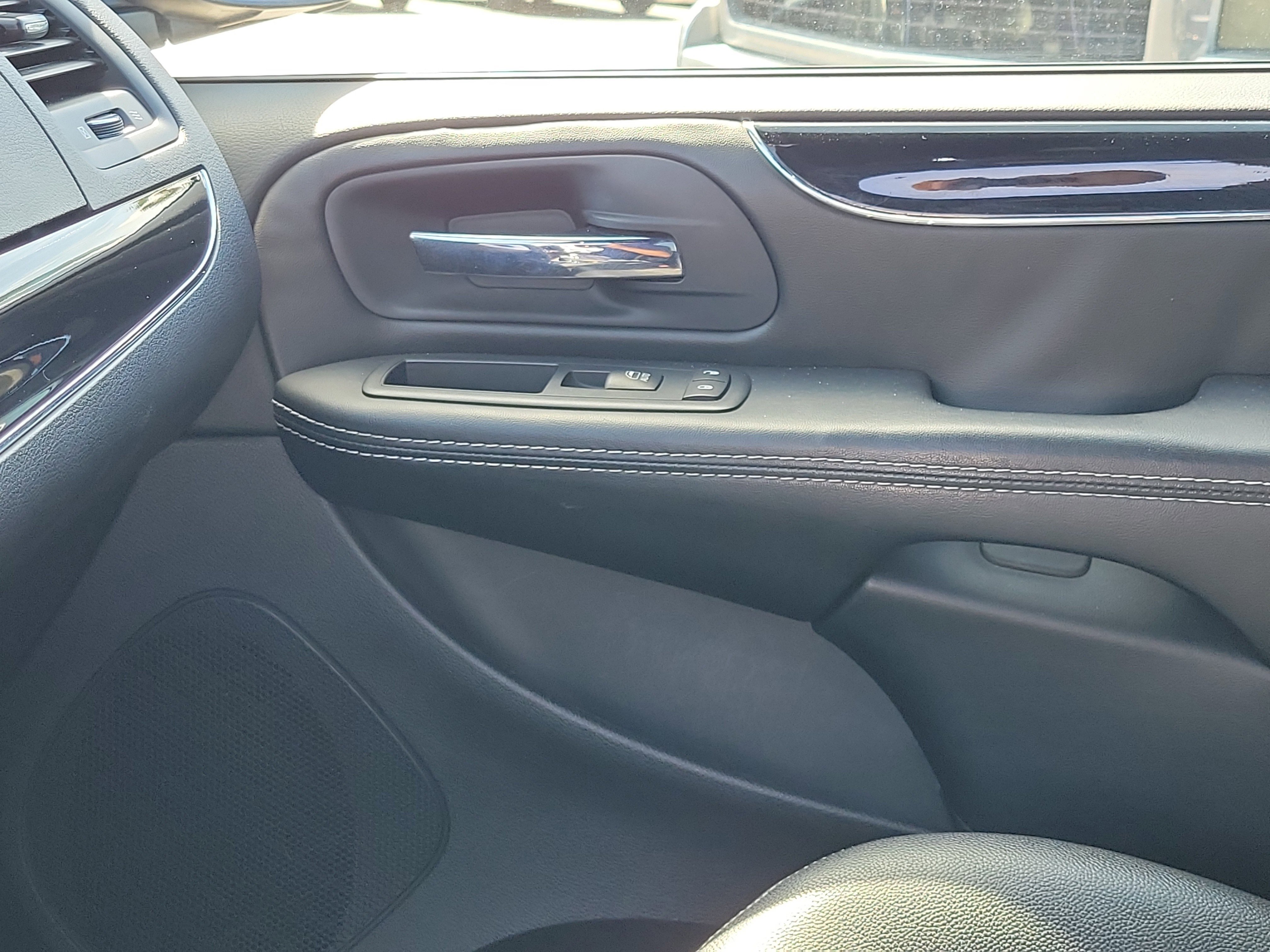 Used 2016 Dodge Grand Caravan SXT FWD image 31