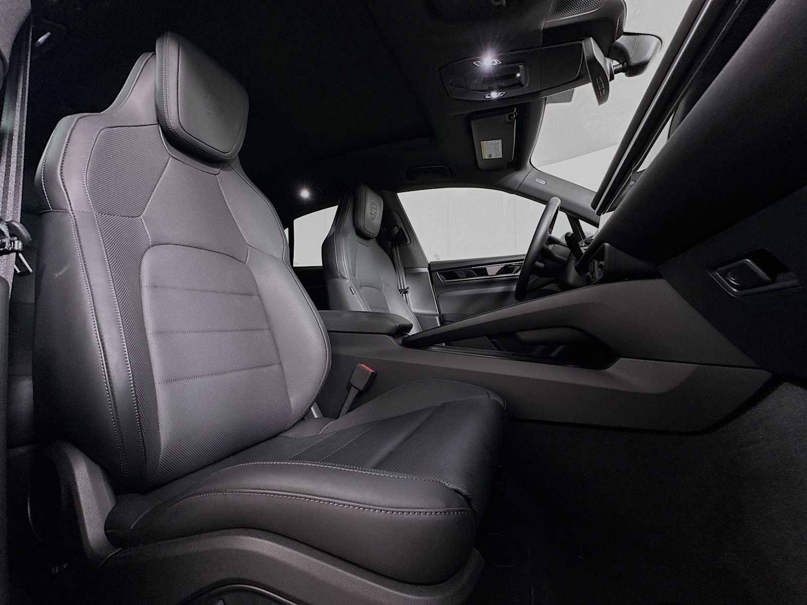 Certified 2025 Porsche Macan Electric image 28