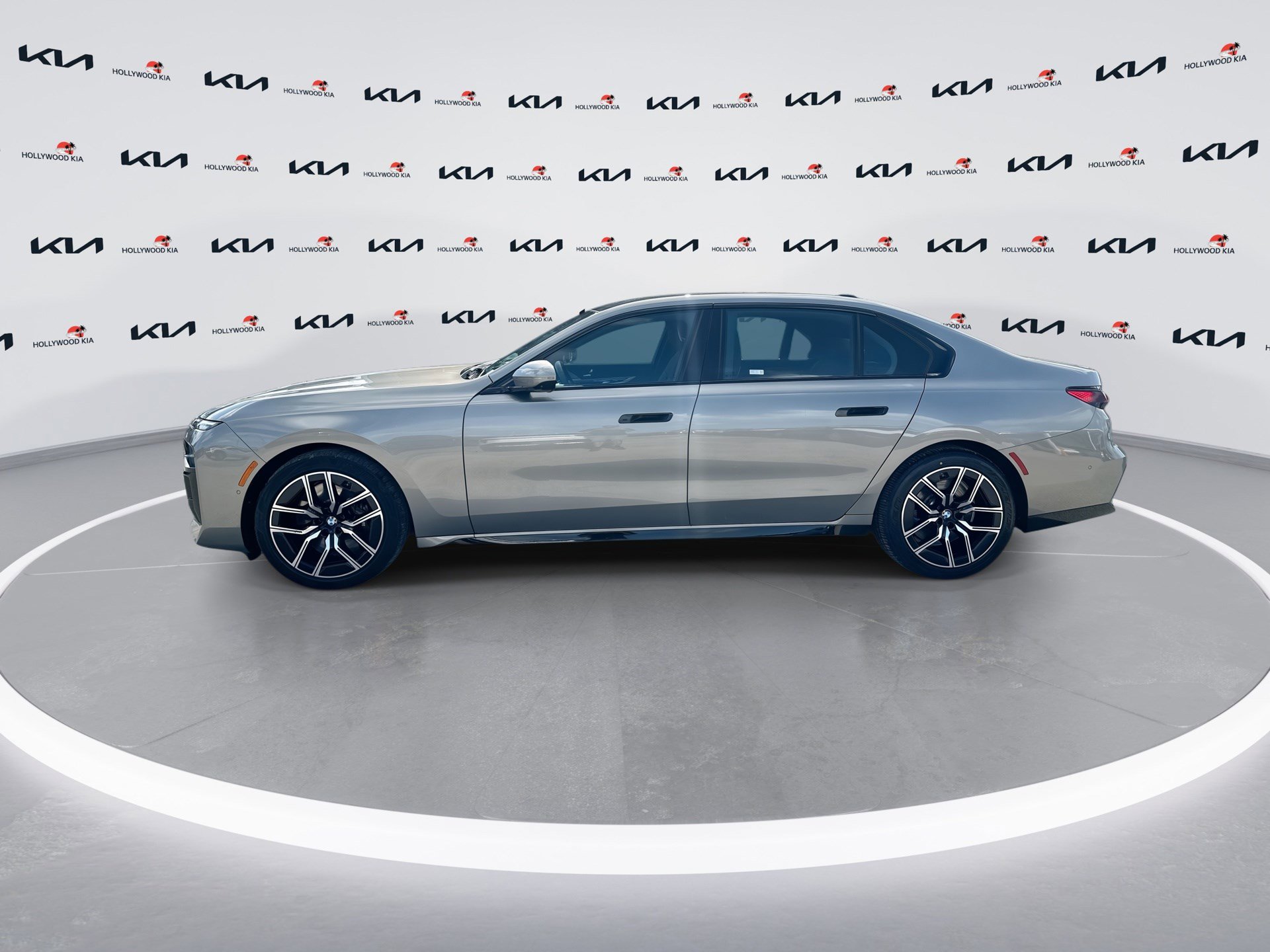 Used 2024 BMW 740i w/ Premium Package RWD image 5