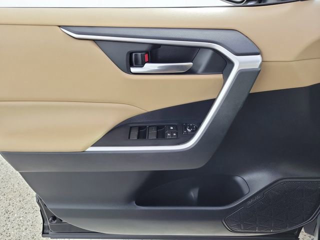 Used 2020 Toyota RAV4 XLE w/ Convenience Package FWD image 22