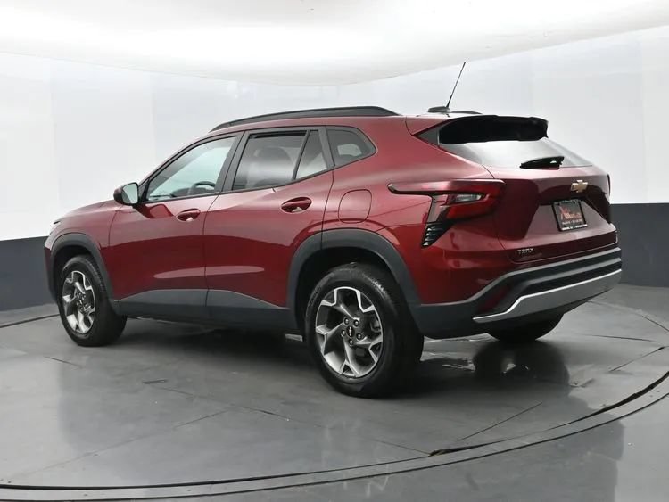 Used 2025 Chevrolet Trax LT FWD image 9