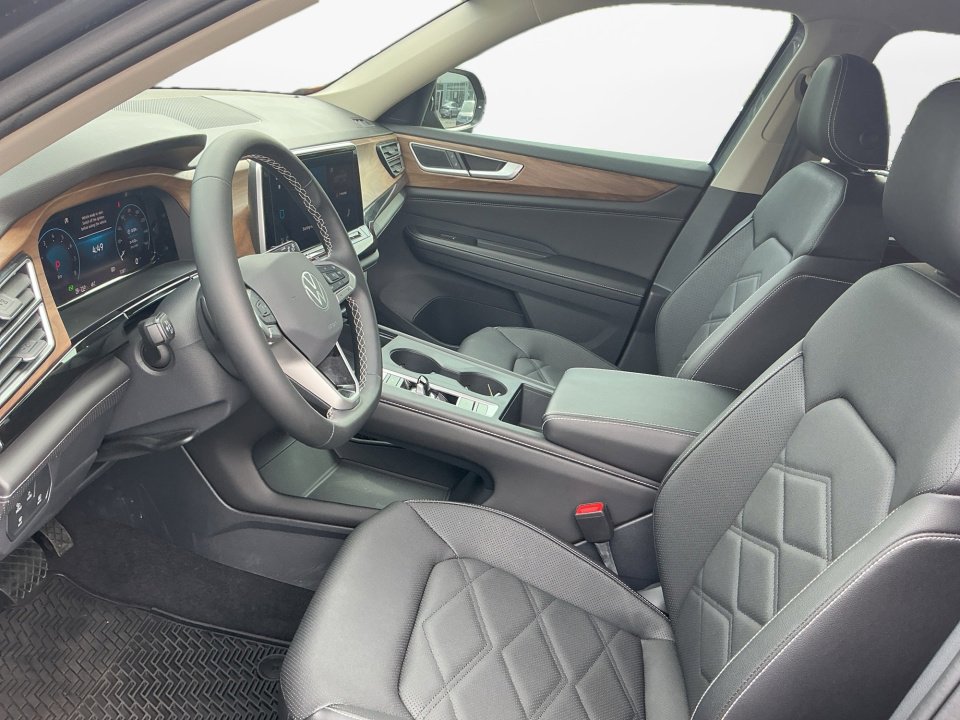 Certified 2025 Volkswagen Atlas SE FWD image 11