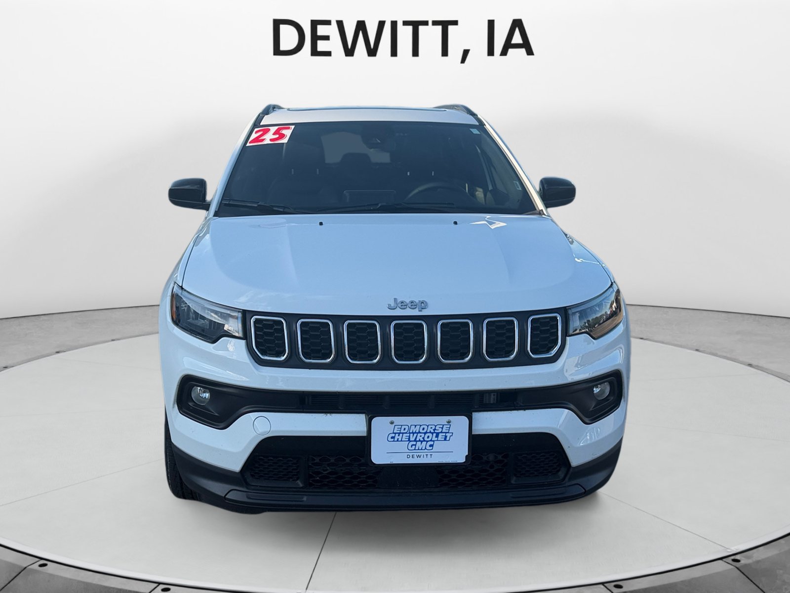 Used 2025 Jeep Compass Latitude w/ Sun & Sound Group AWD/4WD image 8
