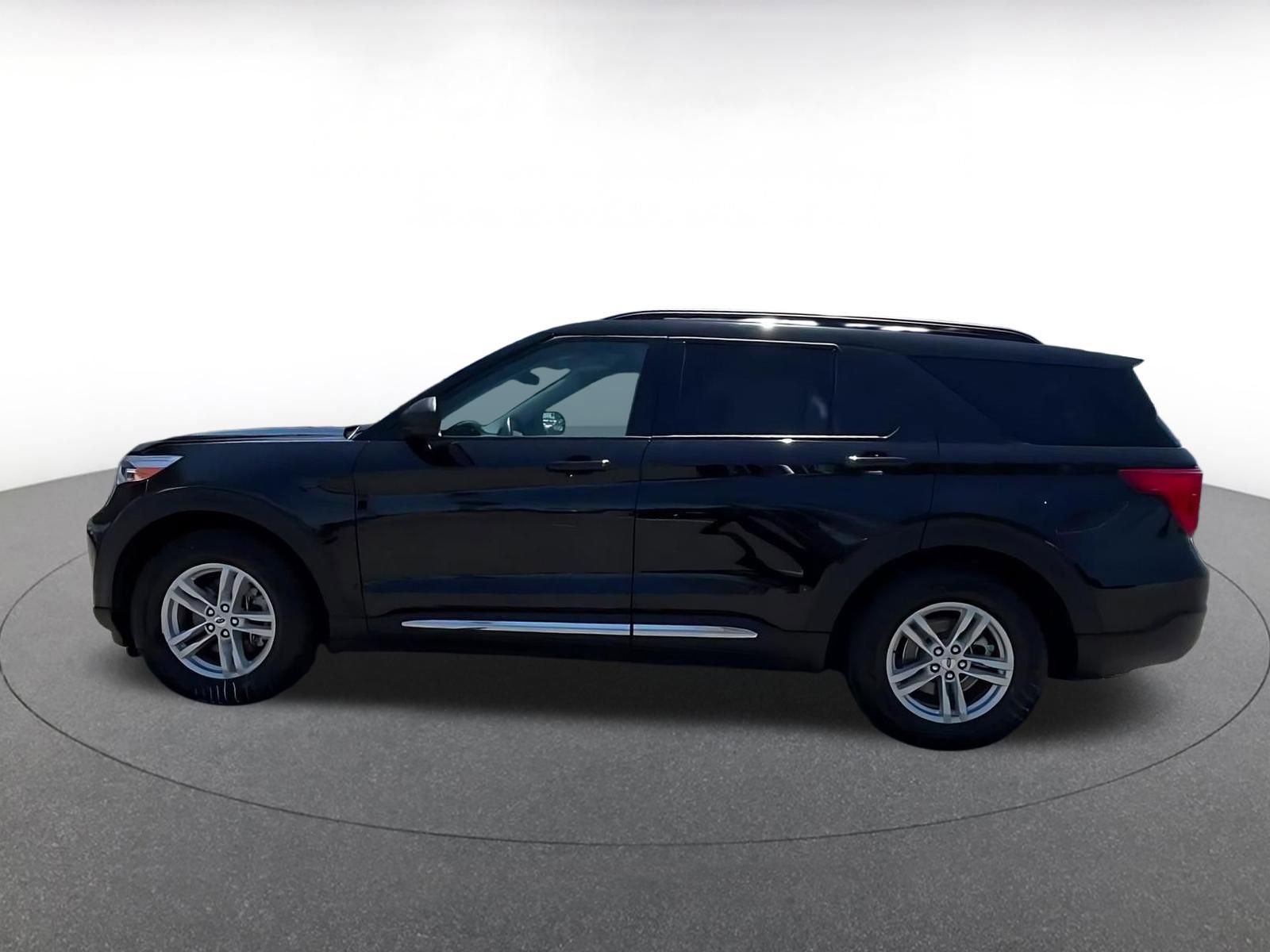 Used 2023 Ford Explorer XLT w/ Equipment Group 202A RWD image 9