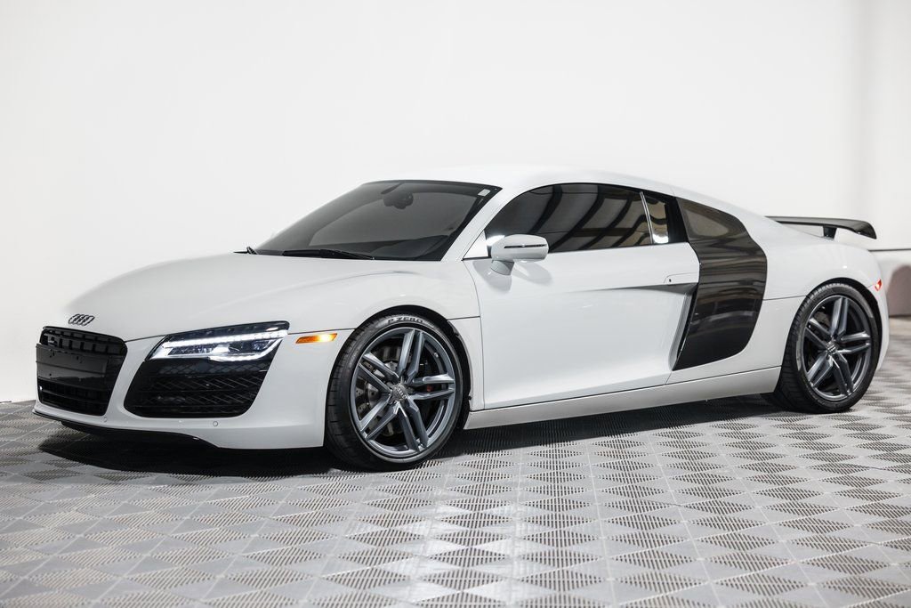 Used 2015 Audi R8 V8 w/ Extended Leather Package image 17