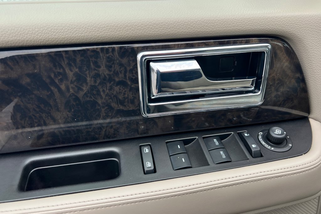 Used 2016 Lincoln Navigator Select image 8