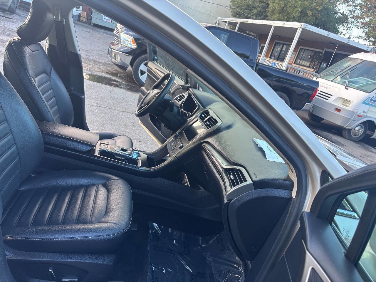 Used 2017 Ford Fusion SE w/ Equipment Group 602A image 9