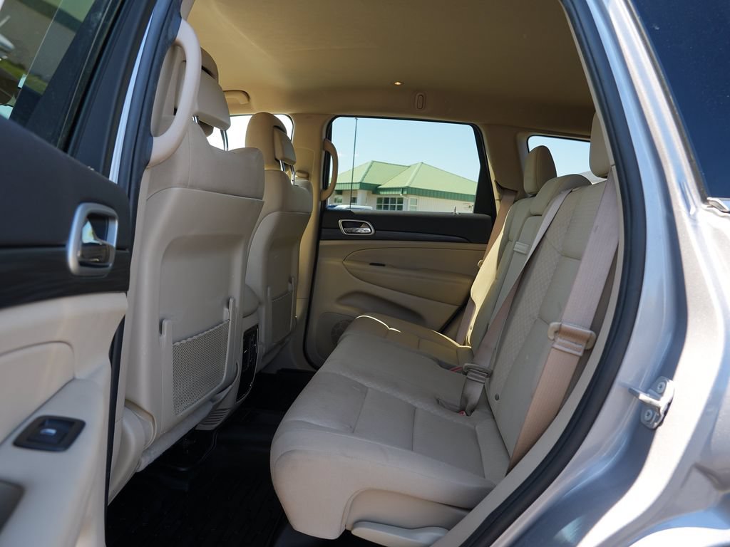 Used 2019 Jeep Grand Cherokee Laredo AWD/4WD image 18