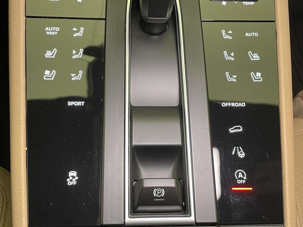 Certified 2025 Porsche Macan AWD/4WD image 34