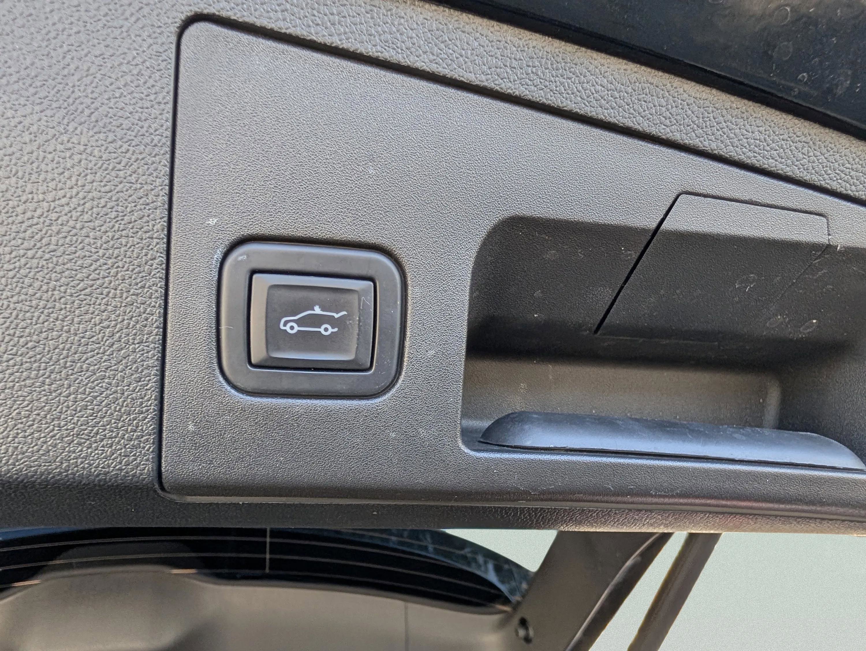 Used 2023 Cadillac XT4 Luxury w/ Cold Weather Package image 18