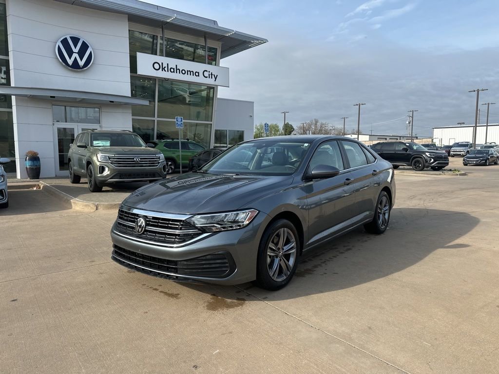 Used 2024 Volkswagen Jetta SE image 1