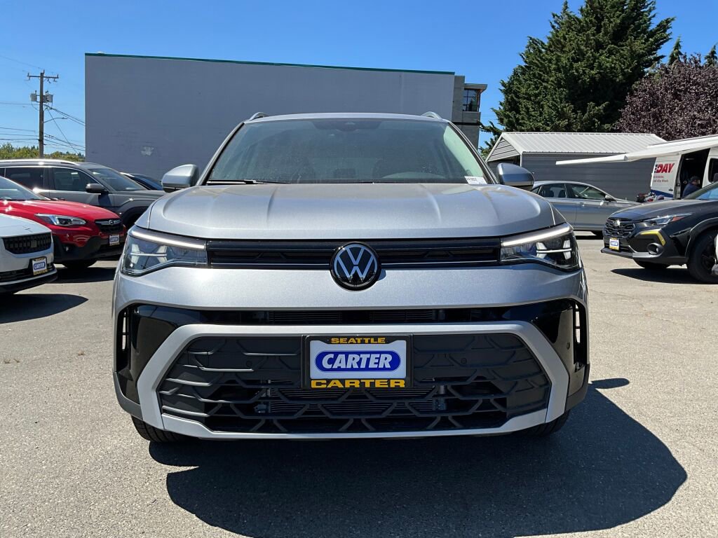 New 2025 Volkswagen Taos SE image 2