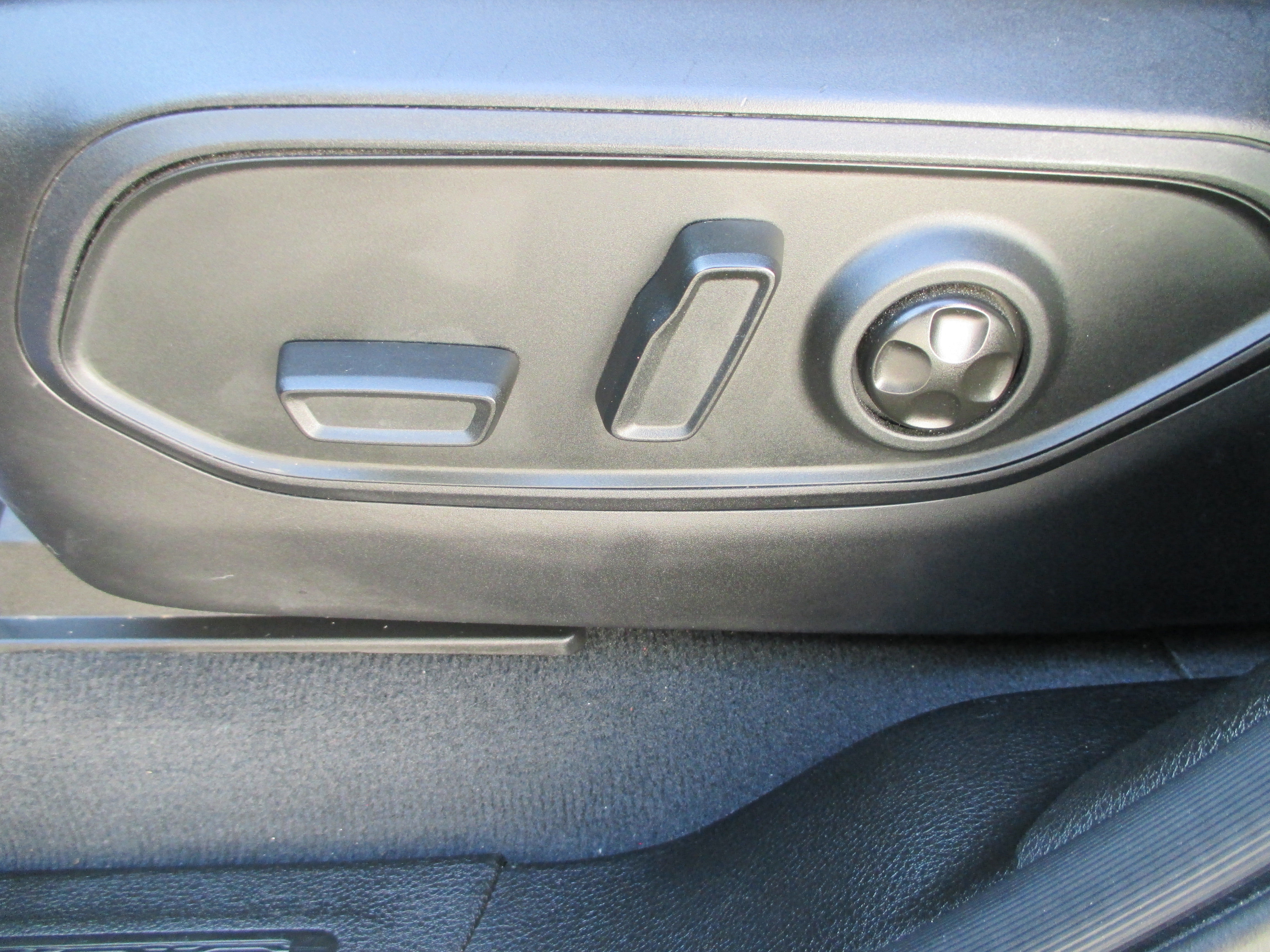 Used 2024 Jeep Grand Cherokee L Laredo image 14