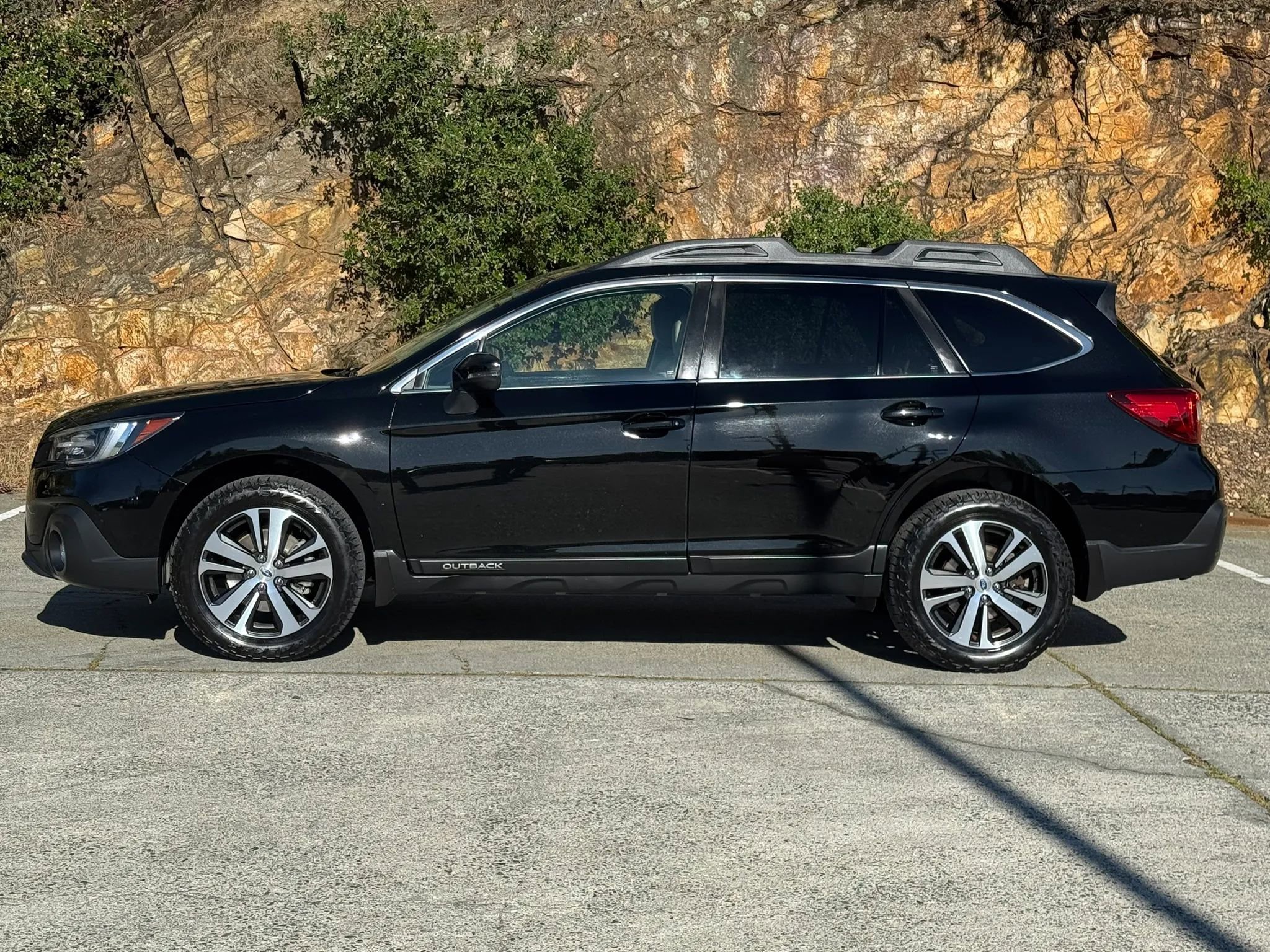 Used 2018 Subaru Outback 3.6R Limited image 2
