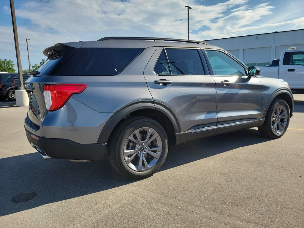 Used 2024 Ford Explorer XLT w/ Equipment Group 202A AWD/4WD image 4