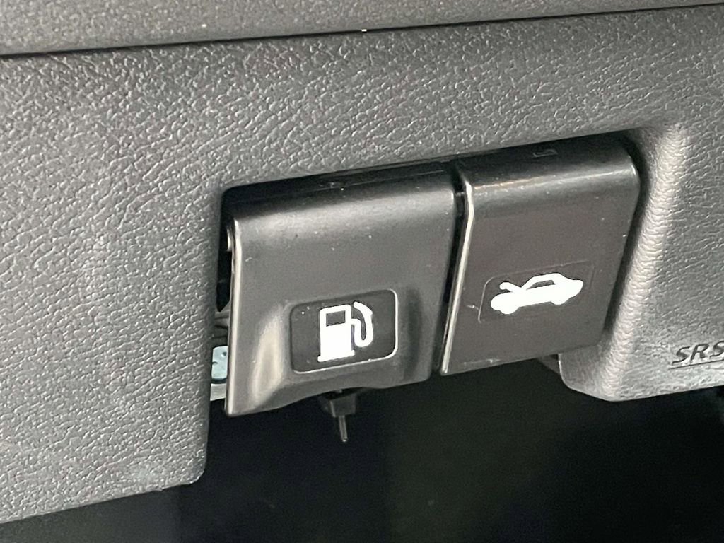 Used 2025 Nissan Versa SR w/ Trunk Package image 17