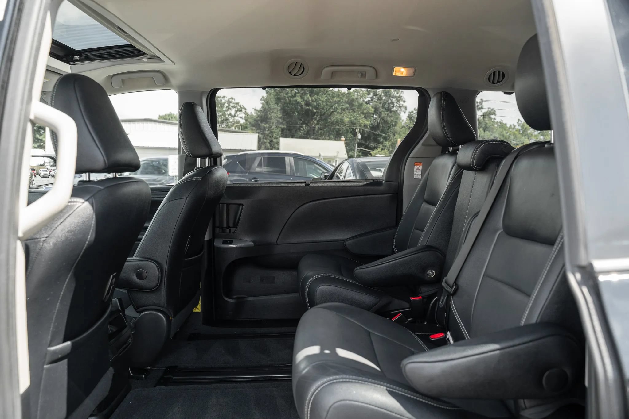 Used 2015 Toyota Sienna SE FWD image 8