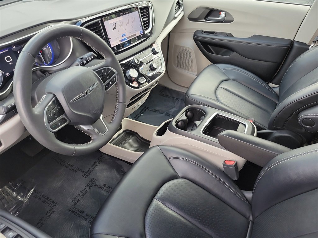 Used 2024 Chrysler Pacifica Touring-L image 4