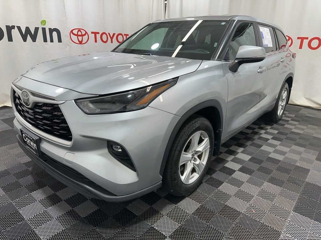 Used 2024 Toyota Highlander LE image 3