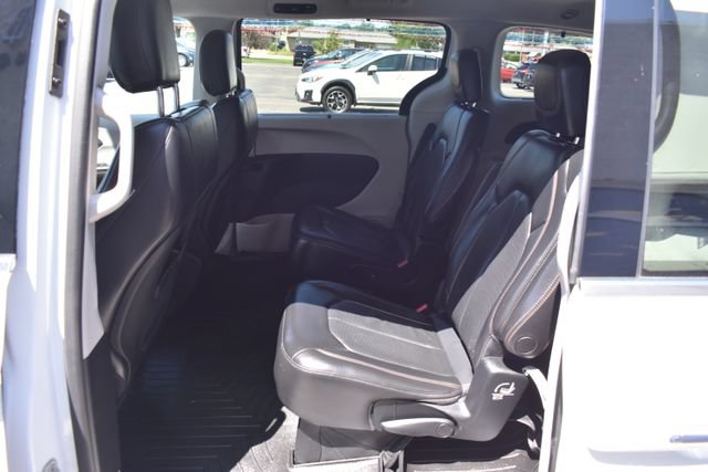 Used 2020 Chrysler Pacifica Touring-L FWD image 34