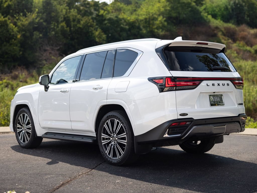 Used 2025 Lexus LX 600 4WD w/ Accessory Package (2T) image 4