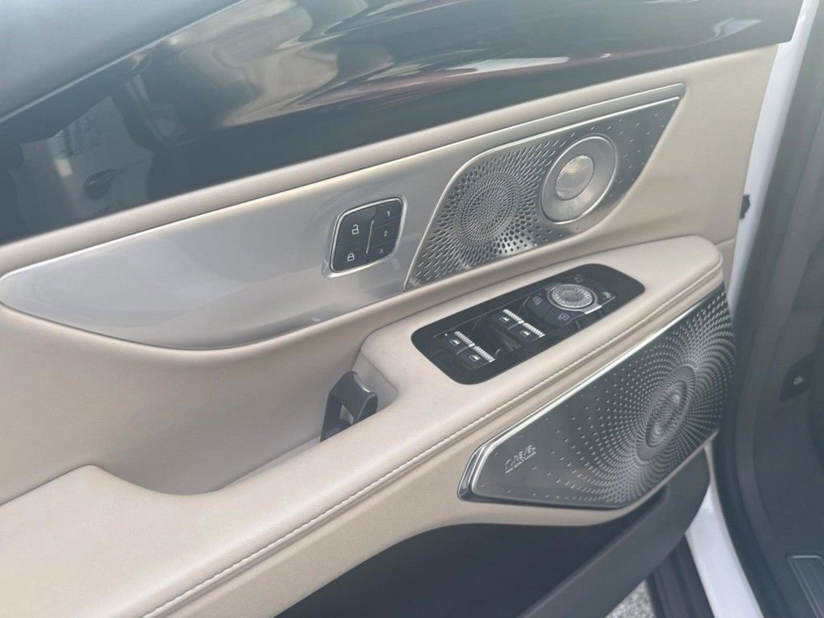 Used 2025 Lincoln Nautilus Reserve image 23